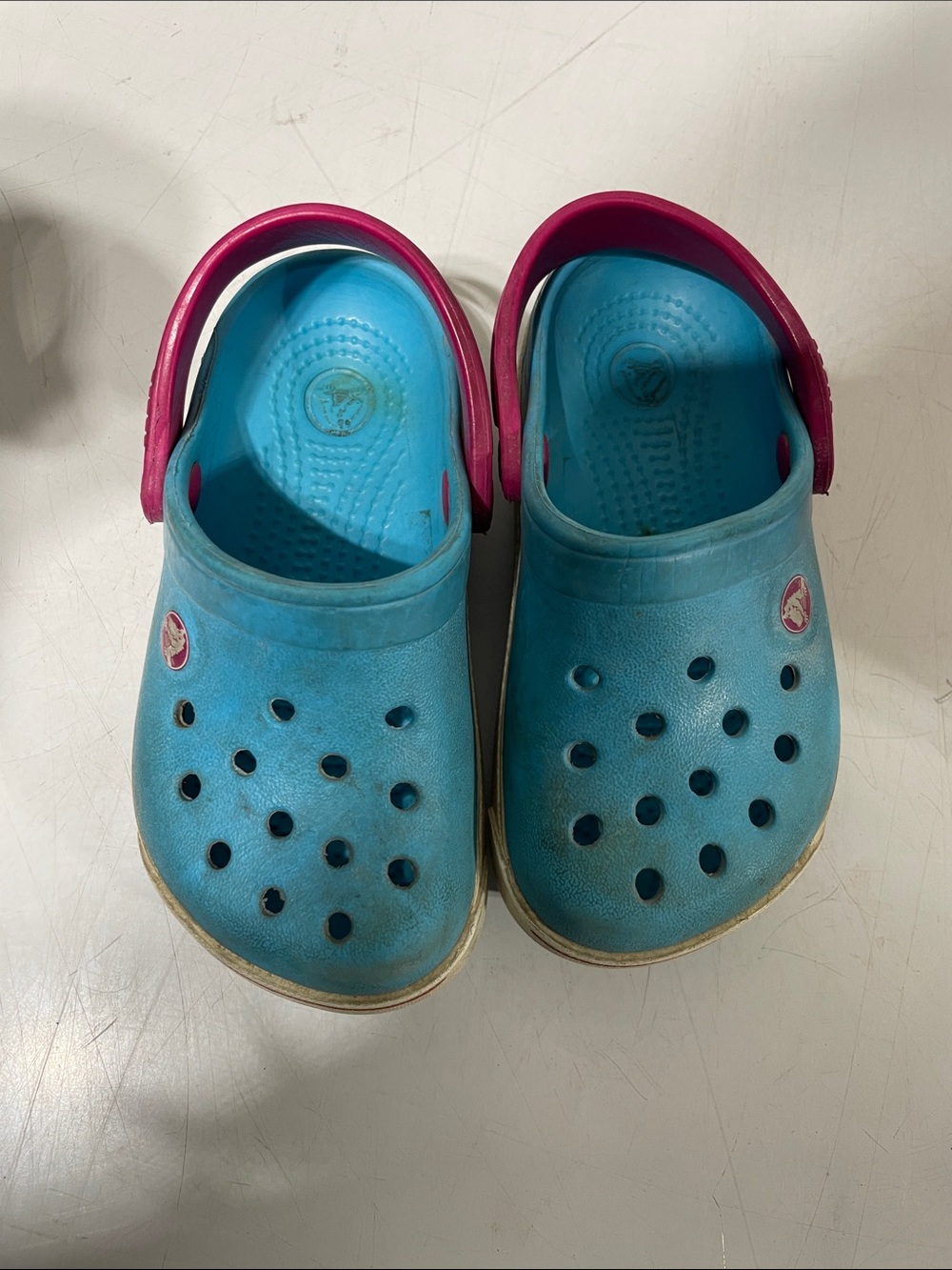 CROCS Kids Aqua Clogs with Pink Heel Strap size 6/7